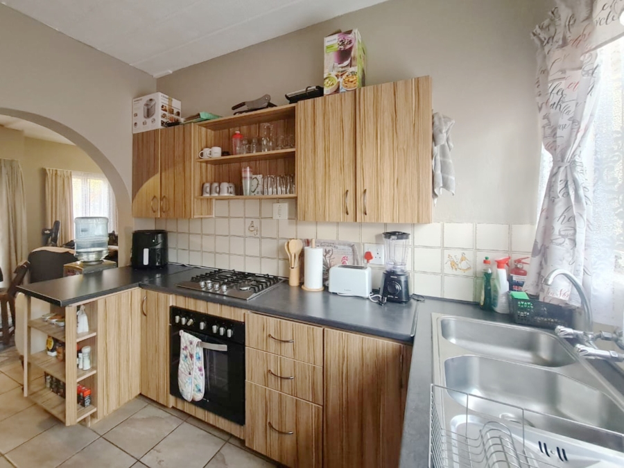 To Let 2 Bedroom Property for Rent in Ifafi North West